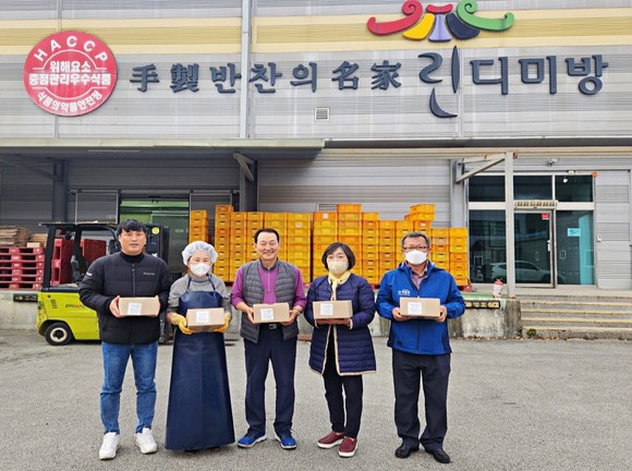 [포토]인제 린디미방 이웃돕기 성금 전달