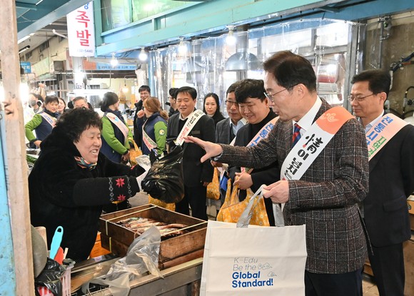 임종식 경북교육감, 포항 죽도시장서 장보기 행사 펼쳐
