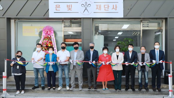 안성맞춤시니어클럽, 시장형 노인일자리 사업단 은빛 재단사 확장 이전 개업