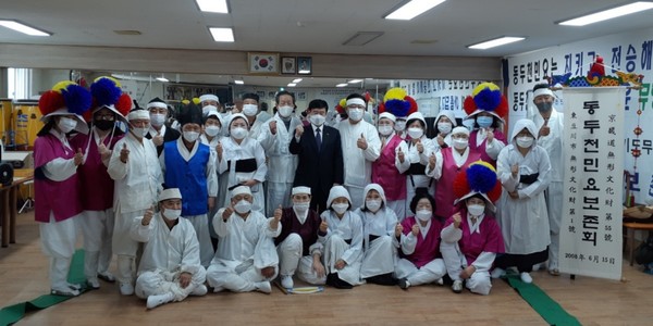 동두천시장, 경기도 인간문화재 대축제 참가 민요보존회 회원 격려