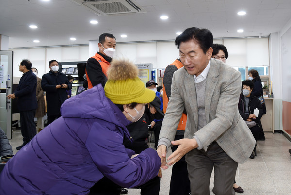 김동근 의정부시장 어르신들 자장면 드시고 건강하세요