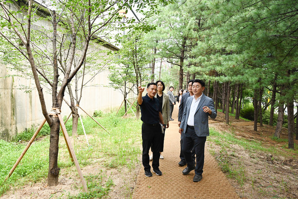 [위클리오늘] 의정부시, 용현산단 인근 녹지에 주민 힐링쉼터 산책길 조성