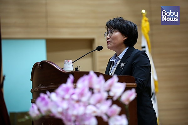 환영사 전하는 김옥심 한국가정어린이집연합회장