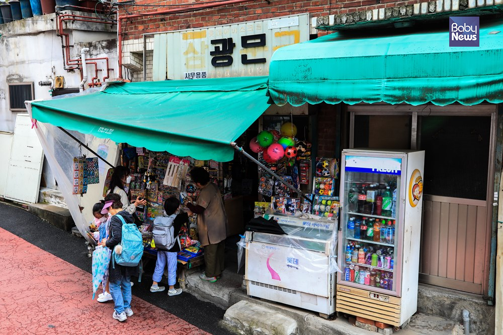 하교하는 아이들을 사로잡은 문방구의 매력