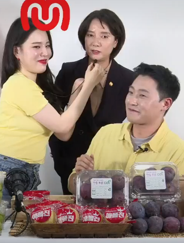 이영 중기부 장관, 과일드림 등 中企 제품 홍보 팔 걷어