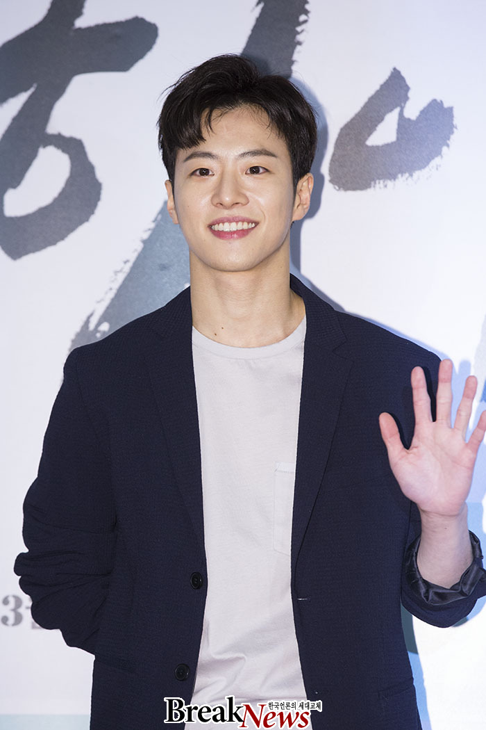 ［포토］빅스타 필독, 해맑은 미소로 손인사
