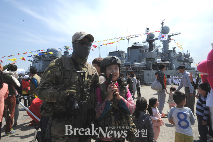 [포토]동해 해군 1함대, 바다의 수호신! 어린이와 함께해요!