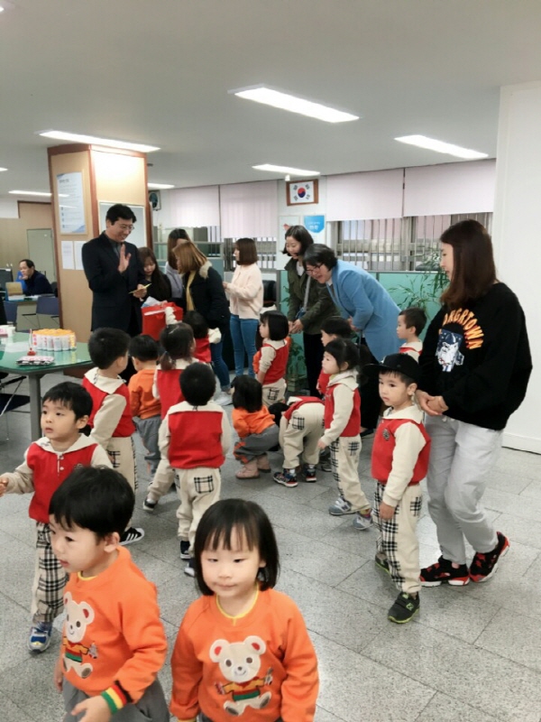 신암어린이집 원생, 이웃돕기 성금 행정복지센터 기탁