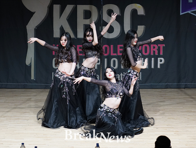 [포토] 그라티아 벨리댄스팀, 축하공연으로 폴댄스장 분위기 업~↑(2017 KPSC)