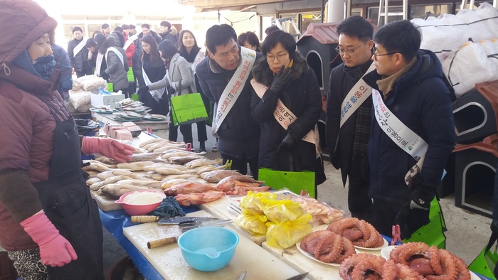 청송군, 설맞이 전통시장 장보기…지역경제 활성화 앞장