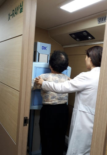 영동군, ‘산골마을 의료문화 행복버스’ 지역주민에 활력 제공
