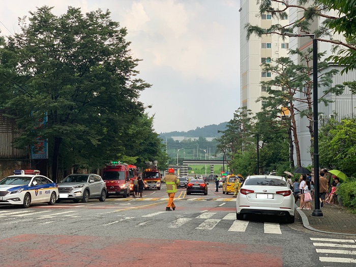 아산시 음봉면 포스코아파트  정전으로,,  여성 1명 엘리베이터 갇혀..