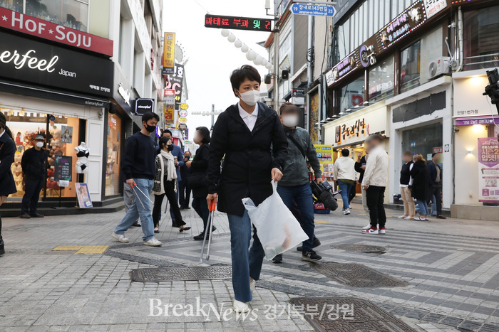 [포토] 김은혜 경기도지사 예비후보, 안양시 만안구 안양로 일대에서 플로깅 활동 실시