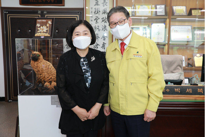 영동군민장학회, 장충동왕족발 신신자 사장 인재양성 장학금 기탁