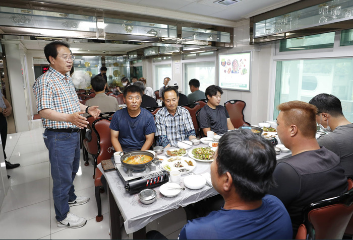 송인헌 괴산군수, 폭염 속 환경미화원 격려