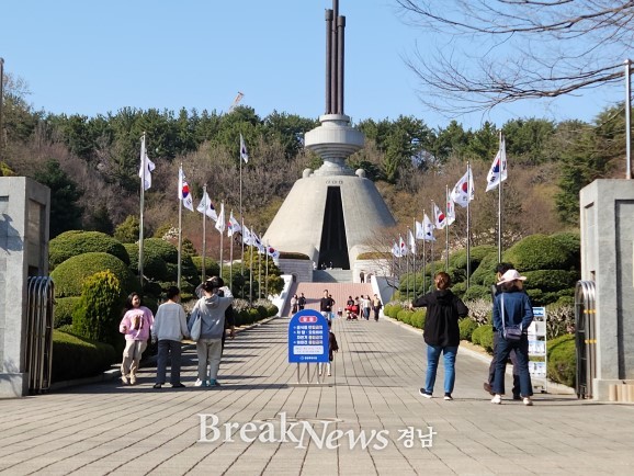 창원 충혼탑 주말 상춘객으로 북적