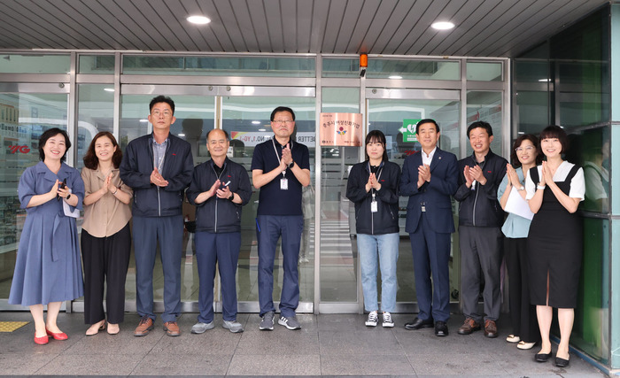충주시, (주)와이지원 여성 친화 기업 선정 현판식 진행