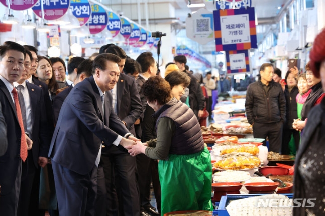 윤석열 대통령, 사천 삼천포 용궁수산시장 찾아 상인 격려·민심 청취