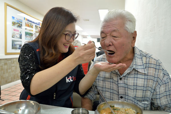 KT IS, 노인의 날 맞이 무료급식 봉사활동 진행