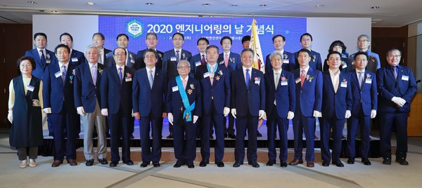 산업부, 동명기술공단종합건축사사무소 신동수 회장 등 35명 포상…엔지니어링의 날