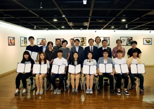 한밭대 송하영 총장, 제2회 국립 한밭대학교 전국 고교생 디자인 실기대회 수상자 상장 수여
