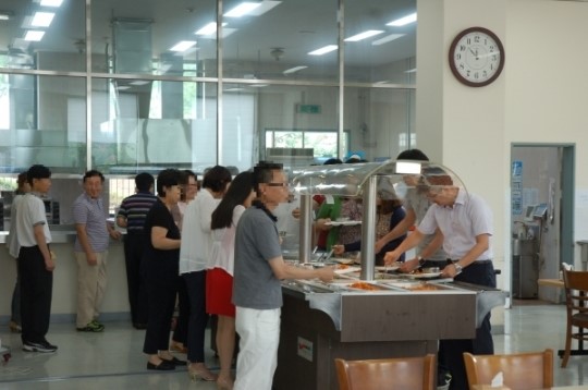 계룡시청 구내식당 때이른 시간에 공무원들로 북적