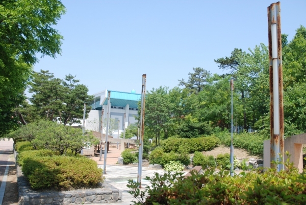 천안실내테니스장 주변공원에 설치된 입체형 가로등 20여개 부식방치