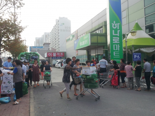 태안농협 하나로마트, 깜짝 세일 눈길