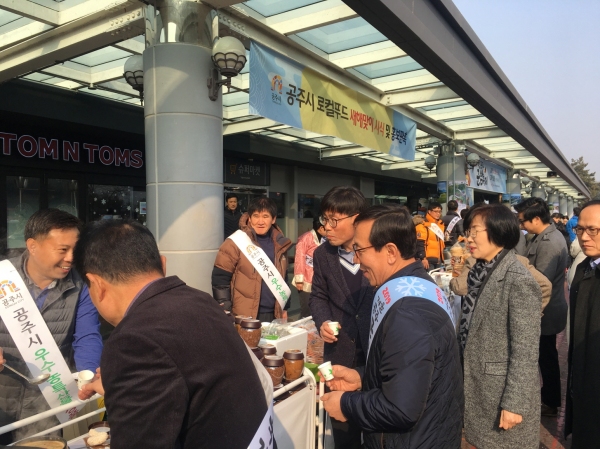 정안알밤휴게소 내 로컬푸드 상설 판매장 큰 인기