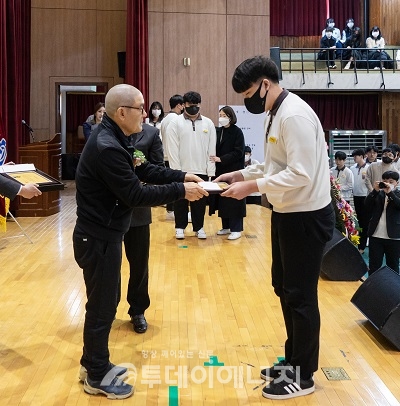 최진민 귀뚜라미 회장, 대구공업고등학교 장학금 전달