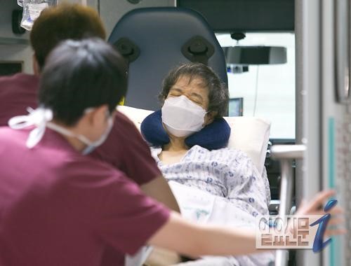 앰블런스 타고 법원에 온 이재현 CJ그룹 회장