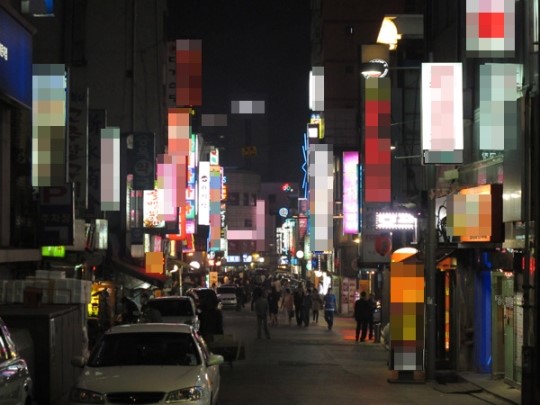 ‘룸살롱 황제’ 이경백, 또 다시 성매매알선 혐의 추가 기소…“도대체 몇 건이야”
