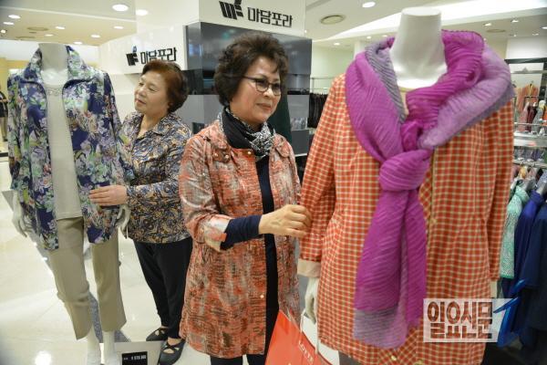 [포토] 롯데백화점 동래점, 시니어 고객 위한 ‘마담포라’ 초특가전 진행