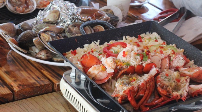 ‘조개구이’의 화려한 변신…영종도 맛집 ‘여인천하 조개구이’