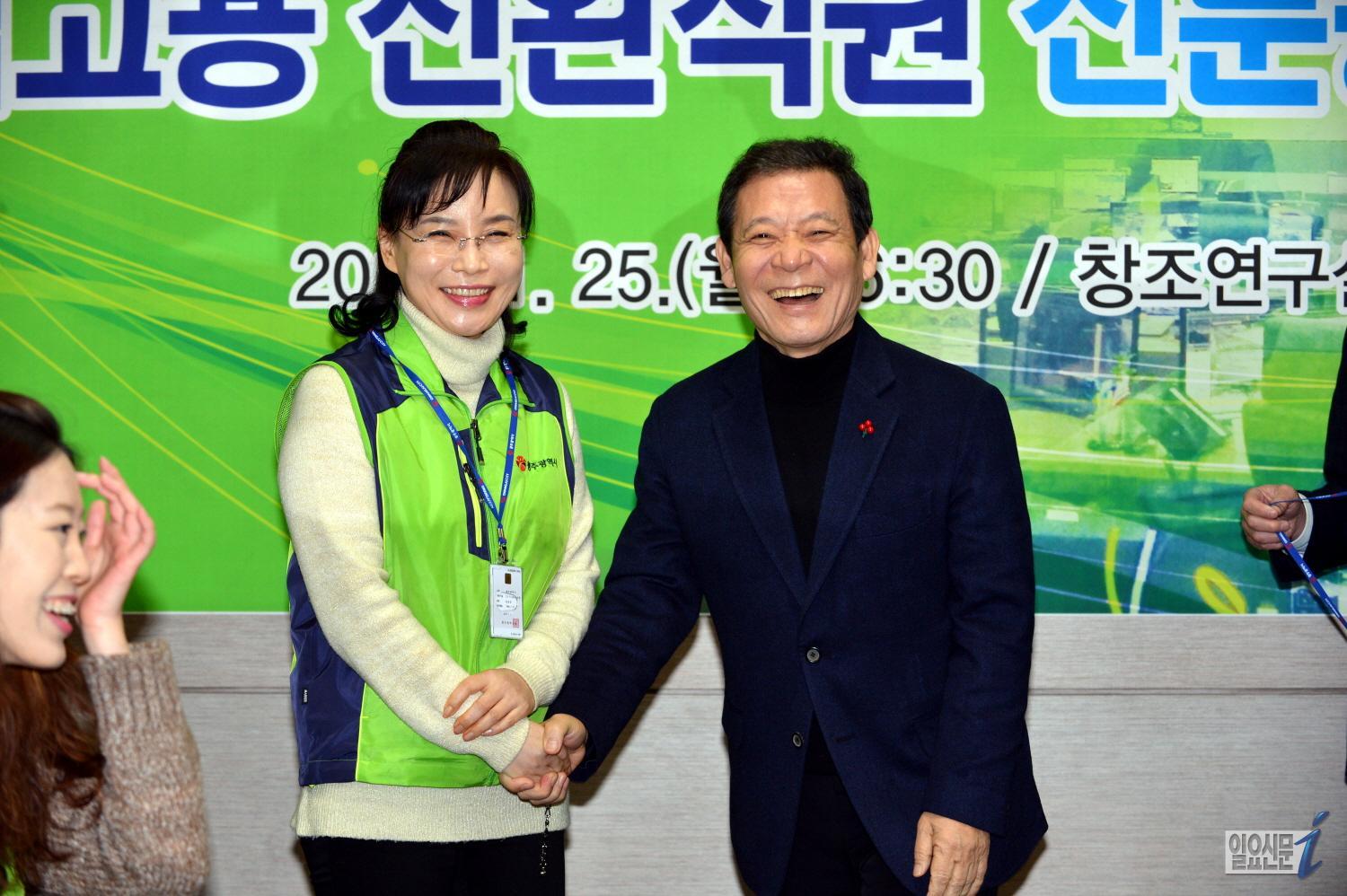 [현장스케치] 윤장현 광주시장, 직접고용 신분증 수여