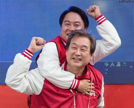 무대 뒤에 옥새 플랜 책사 있었다