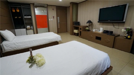 한국호텔관광실용전문학교, 국내 최초 특급호텔형 생활관 운영