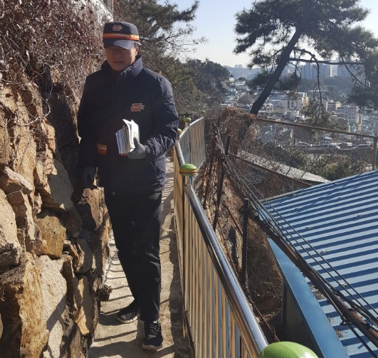 안창마을서 ‘집배 체험’ 가진 전성무 부산우정청장...현장 어려움과 애로사항 청취