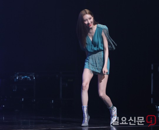 쇼케이스 무대에 등장하는 선미