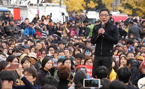 [단독] 김제동과 어깨동무, 기부금 불법모금 고발당한 까닭
