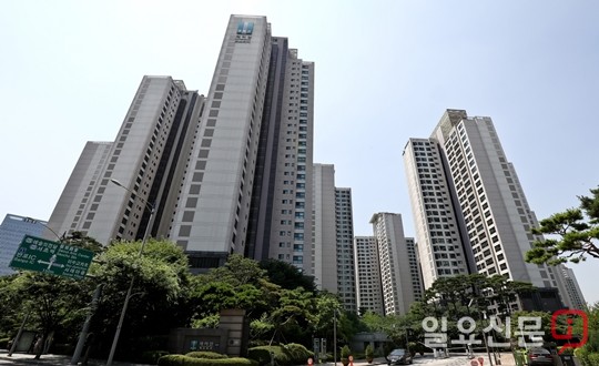 ‘부모는 아들 집에, 아들은 어머니 집에’ 웅진 총수일가 이상한 교차 거주