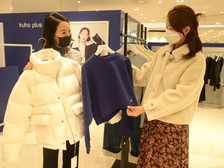 부산 롯데백화점 레트로 트렌드로 올 겨울 ‘숏’ 기장 의류 대세