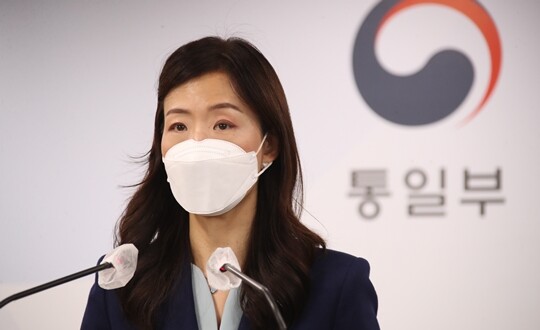 통일부 “남북 통신연락선 복원 환영, 매일 2차례 통화하기로”