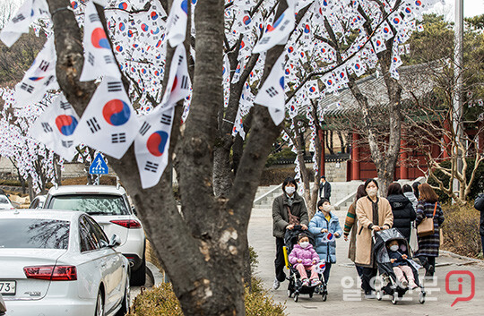 효창공원 앞 가득한 태극기