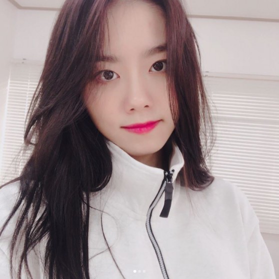 강덕순 김소혜, 긴 머리 풀어헤친 채 청순 매력 뿜뿜…남심 저격 눈빛 