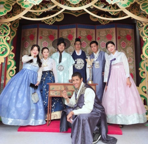 경복궁 한복대여 ‘우리옷한류’, 경복궁 야간개장에 맞춰 커플·관광객들에게 신상 한복 제공