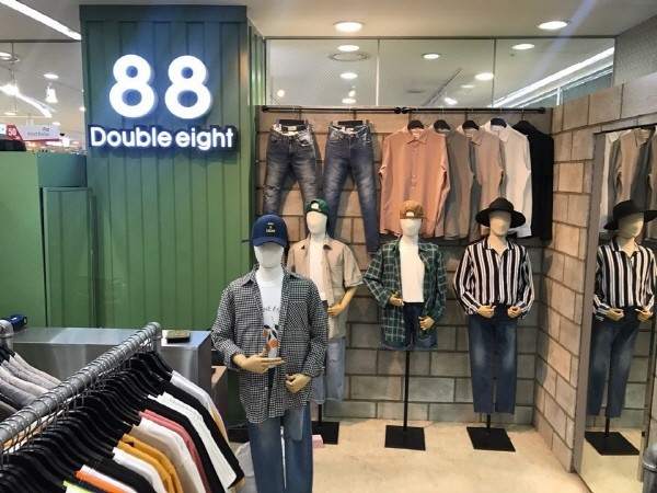 의류편집숍 ‘더블에잇 가산W몰점’, 빠른 로테이션으로 트렌디함 돋보여