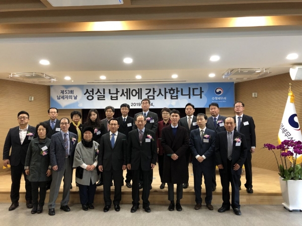 수영세무서, 모범납세자 13명께 감사의 수상…지역사회와 기쁨도 나눠 