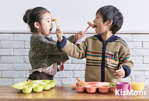 재밌는 식사시간 만드는 유이앤루이 유아식기 <매거진 키즈맘>
