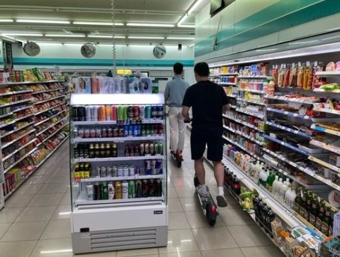 편의점에서 킥보드 탄 민폐남들...애들도 안 저래